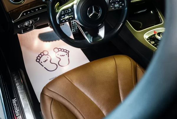 Luxusní interiér Mercedes-Benz s hnědým čalouněním po profesionálním čištění.